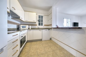 Een koelkast, een magnetron, een oven, een vaatwasser