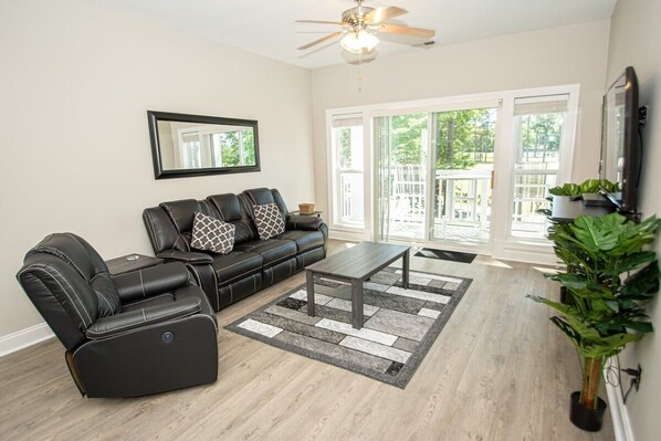 Condo, 3 phòng ngủ | Khu phòng khách