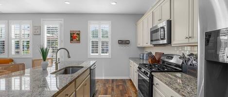 House, 3 Bedrooms | Private kitchen | Fridge, oven, coffee/tea maker, toaster