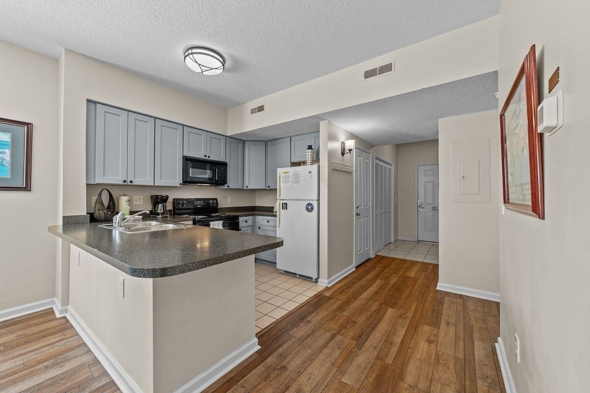 Condo, 2 Bedrooms | Dapur peribadi | Peti sejuk, ketuhar, dapur, pembancuh kopi/teh 