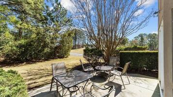 Condo, 2 Bedrooms | Tempat makan luar