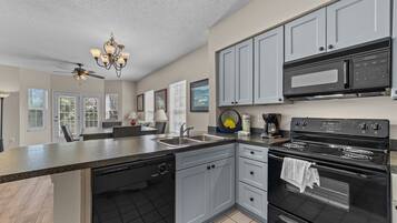 Kondominium, 2 kamar tidur | Dapur pribadi | Lemari es, oven, kompor, dan mesin pembuat kopi/teh