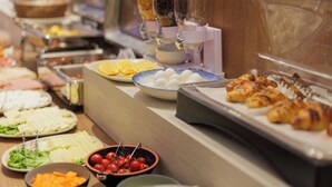 A buffet with various food items including eggs, meats, and vegetables. - Sazani Hotel (Vlorë)