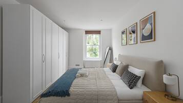 2 bedrooms, desk, WiFi, bed sheets