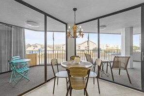 Condo, 2 chambres | Restauration