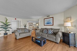 Condo, 2 chambres | Aire de séjour