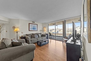 Condo, 2 chambres | Aire de séjour