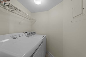 Condo, 2 chambres | Intérieur