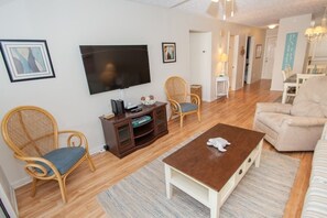 Condo, 2 chambres | Aire de séjour