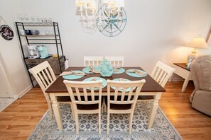 Condo, 2 chambres | Restauration