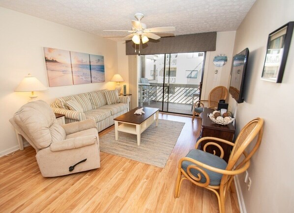 Condo, 2 Bedrooms | Living area