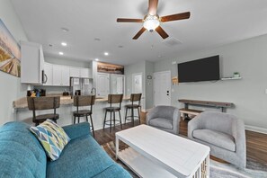 House, 4 Bedrooms | Living area