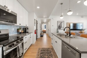 Condo, 3 Bedrooms | Private kitchen