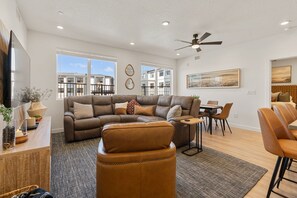 Living area - Mane Stay At Terra 3 Bedroom Condo (Hurricane)