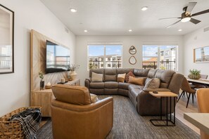Condo, 3 Bedrooms | Living area