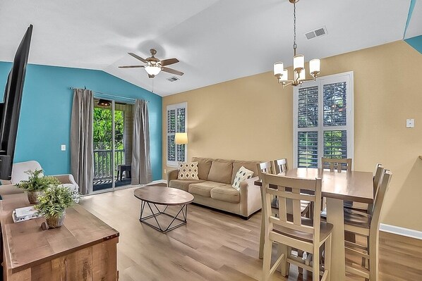 Condo, 2 chambres | Aire de séjour