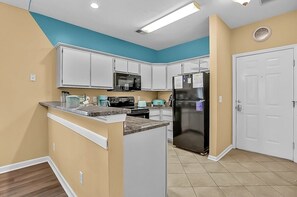 Condo, 2 chambres | Cuisine privée | Réfrigérateur, un four, cafetière-théière, grille-pain