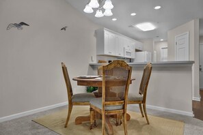 Condo, 2 Bedrooms | Dining