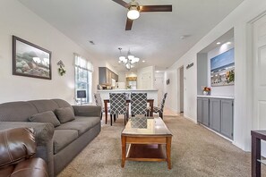 Condo, 2 chambres | Aire de séjour