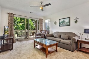 Condo, 2 chambres | Aire de séjour