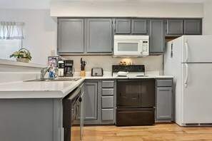 Condo, 2 Bedrooms | Private kitchen