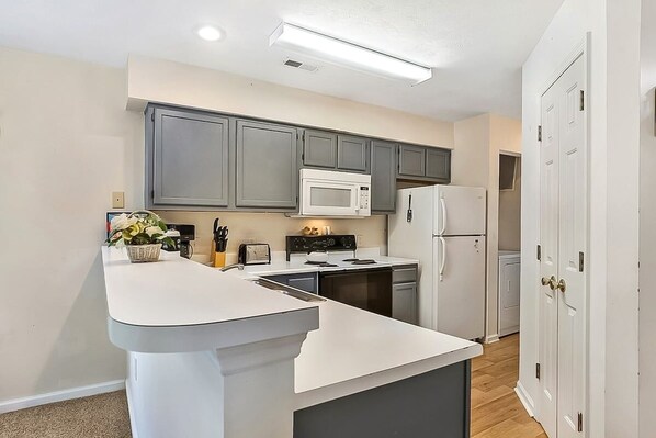 Condo, 2 chambres | Cuisine privée | Réfrigérateur, un four, cafetière-théière, grille-pain