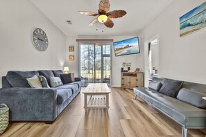 Condo, 2 Bedrooms | Living area