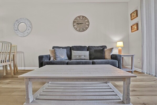 Condo, 2 Bedrooms | Living area