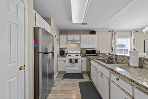 Condo, 3 Bedrooms | Private kitchen