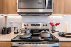 Réfrigérateur, four à micro-ondes, un four, surface de cuisson