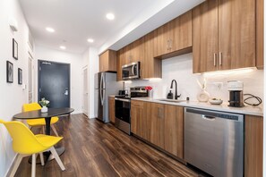 Réfrigérateur, four à micro-ondes, un four, surface de cuisson