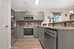 Leilighet, 3 soverom | Eget kjøkken | Kjøleskap, ovn, kaffetrakter/tekoker og brødrister