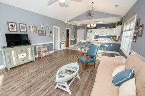 Condo, 2 chambres | Aire de séjour