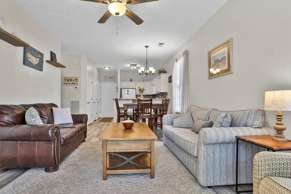 Condo, 2 chambres | Aire de séjour