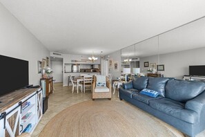 Condo, 2 chambres | Aire de séjour
