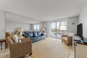 Condo, 2 chambres | Aire de séjour