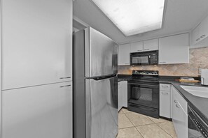 Condo, 2 chambres | Cuisine privée | Réfrigérateur, un four, cafetière-théière, grille-pain