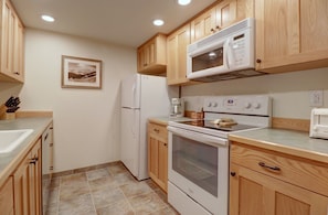 Condo, 1 chambre | Cuisine privée | Réfrigérateur, un four, cafetiÚre-théiÚre, grille-pain