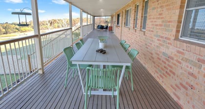 Ashbourne - Sleeps 9 - Farm Stay - Moments from Mansfield