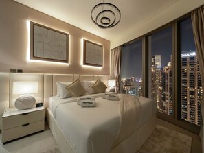 2 soverom, skrivebord, strykejern/-brett og reiseseng for barn