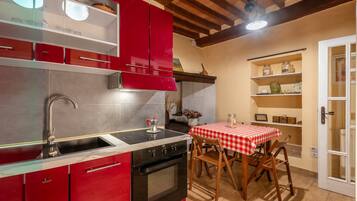 Køleskab, mikrobølgeovn, kogeplade, kaffe-/temaskine