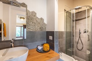 Douche, sèche-cheveux, serviettes fournies