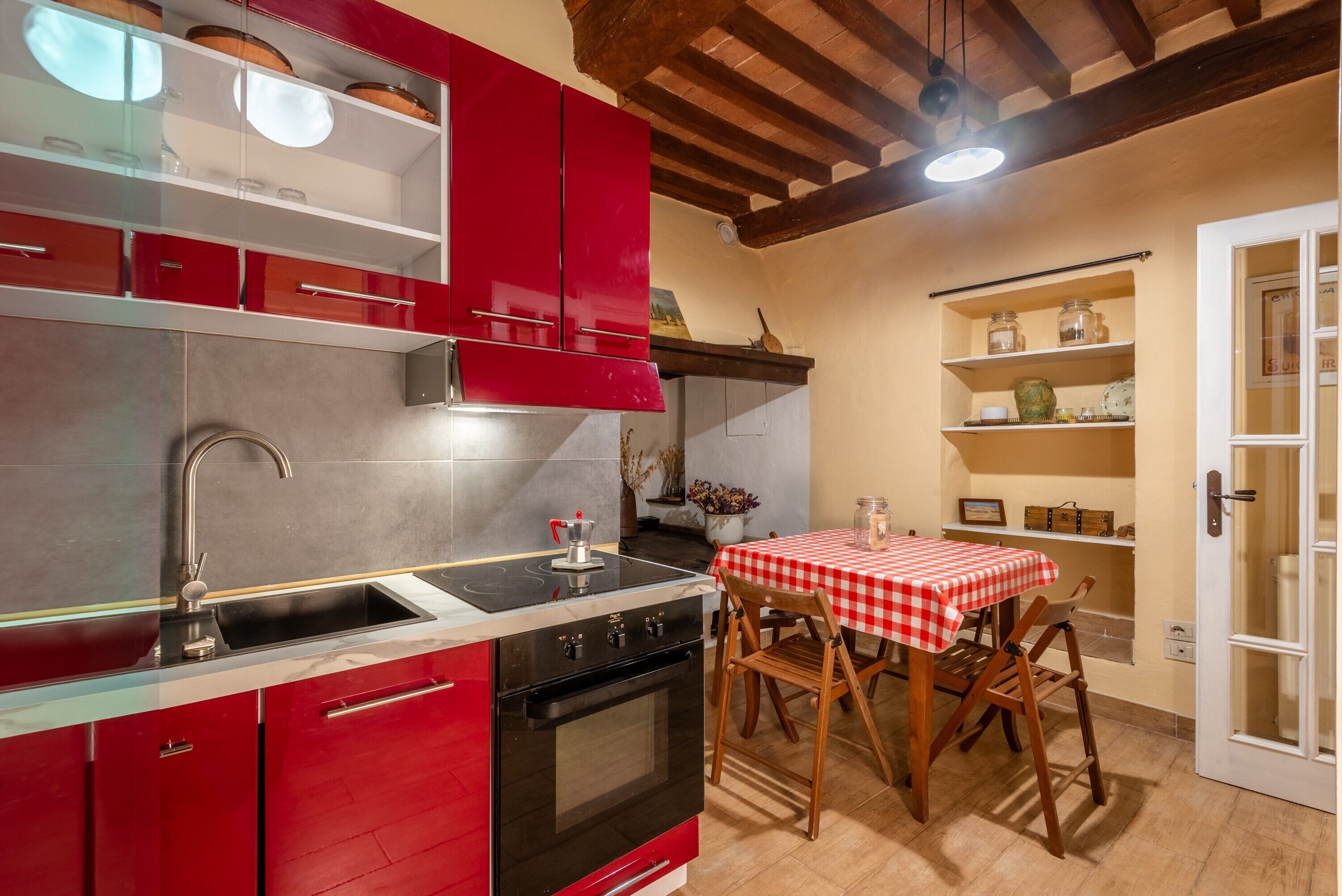 Réfrigérateur, micro-ondes, plaque de cuisson, cafetière/bouilloire