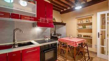 Réfrigérateur, micro-ondes, plaque de cuisson, cafetiÚre/bouilloire