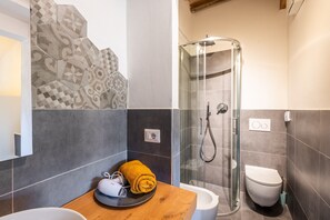 Regadera, secadora de cabello, toallas 