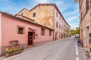 Unclassified image, 3 of 27, button - Apartment 'Leccio' with Shared Pool and Wi-Fi (Vescovado)