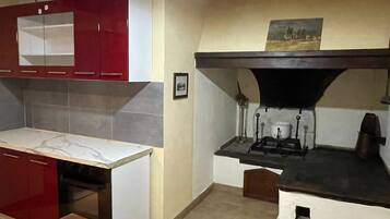 Frigorifero, microonde, piano cottura, macchina per tè/caffè