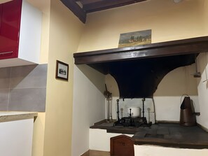 Réfrigérateur, micro-ondes, plaque de cuisson, cafetière/bouilloire