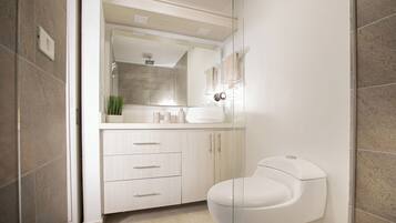 Ducha, jabón, champú y papel higiénico