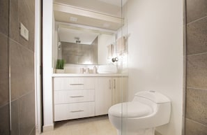 Ducha, jabón, shampoo, papel higiénico